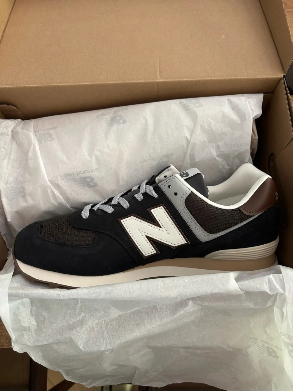 New Balance Shoes Unisex /Men's 11  - Women's 12.5. WEBSITE SAYS RUNS SMALL. NWT
